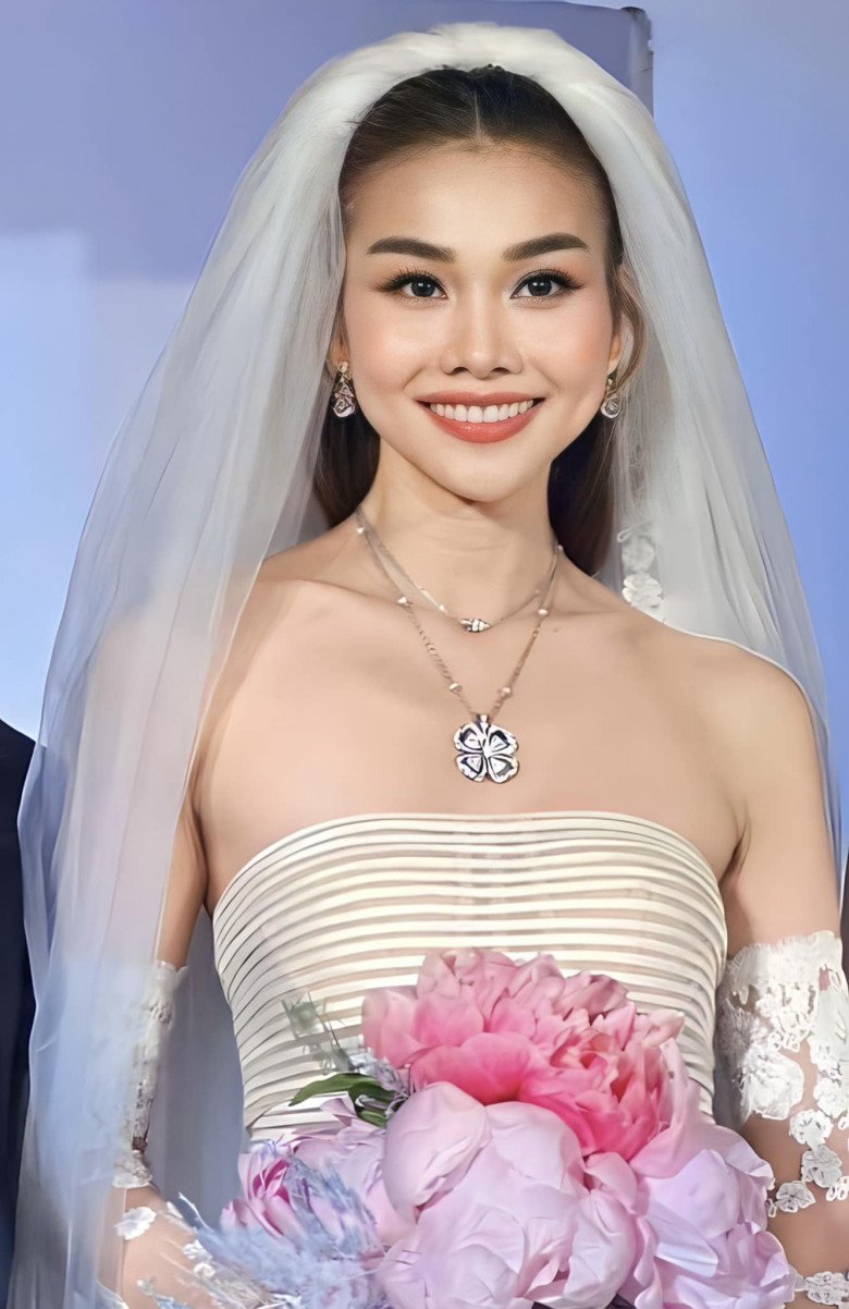 Cô dâu Thanh Hằng diện 3 váy cưới và trang sức tiền tỷ, thể hiện sự tinh tế với chồng bằng một đôi giày - 10