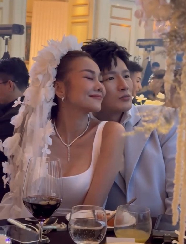 Cô dâu Thanh Hằng diện 3 váy cưới và trang sức tiền tỷ, thể hiện sự tinh tế với chồng bằng một đôi giày - 11