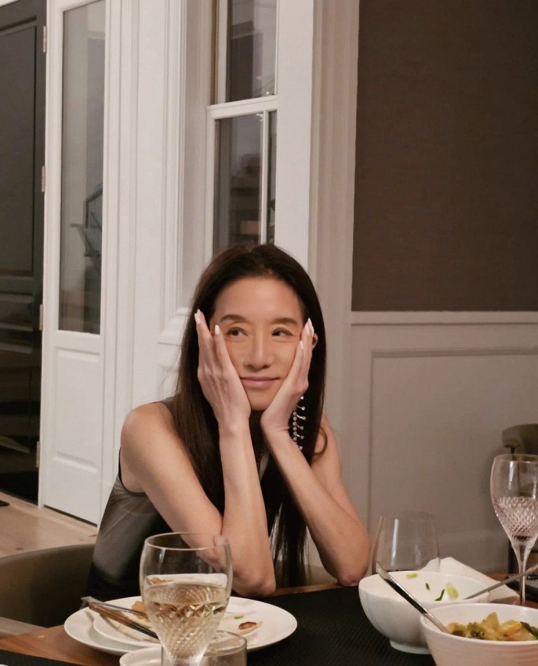 &#34;Bà hoàng váy cưới&#34; U80 mang gương mặt mộc lên thảm đỏ, cõi mạng như nín thở - 6