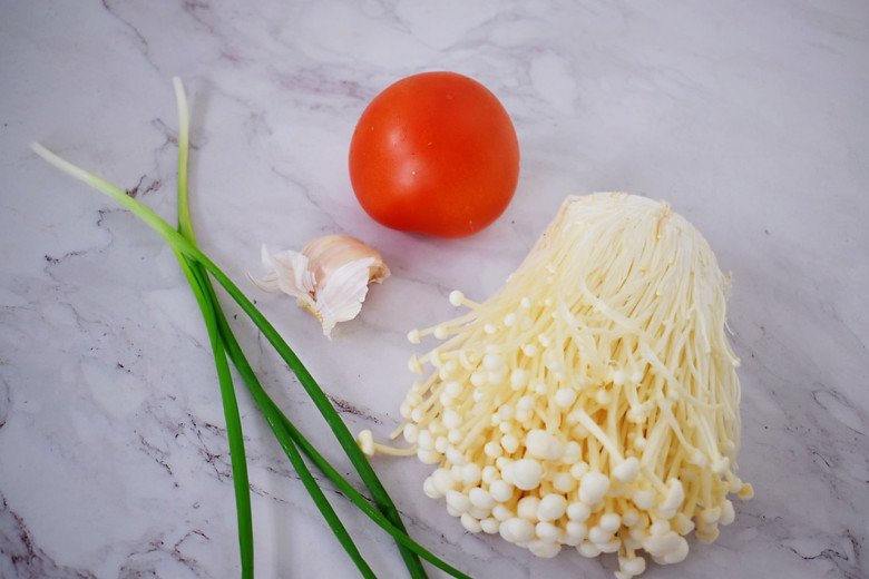 Nấm kim châm đừng nấu canh nữa, đem chế biến kiểu này ngon bổ lại trôi cơm - 1