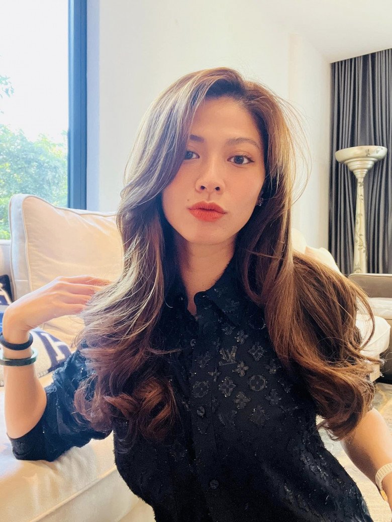 BTV Ngọc Trinh &#34;đọ sắc&#34; Thùy Tiên, U40 vẫn lất át hoa hậu nhờ bộ phận dày đậm tự nhiên - 3