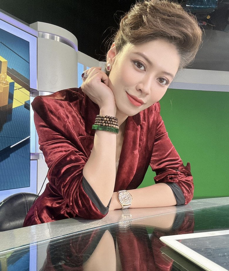 BTV Ngọc Trinh &#34;đọ sắc&#34; Thùy Tiên, U40 vẫn lất át hoa hậu nhờ bộ phận dày đậm tự nhiên - 9