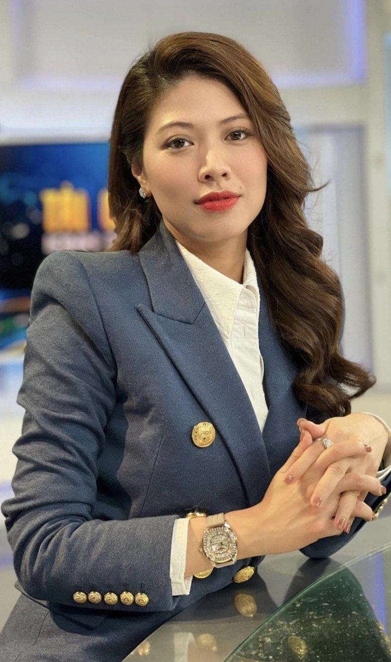 BTV Ngọc Trinh &#34;đọ sắc&#34; Thùy Tiên, U40 vẫn lất át hoa hậu nhờ bộ phận dày đậm tự nhiên - 4
