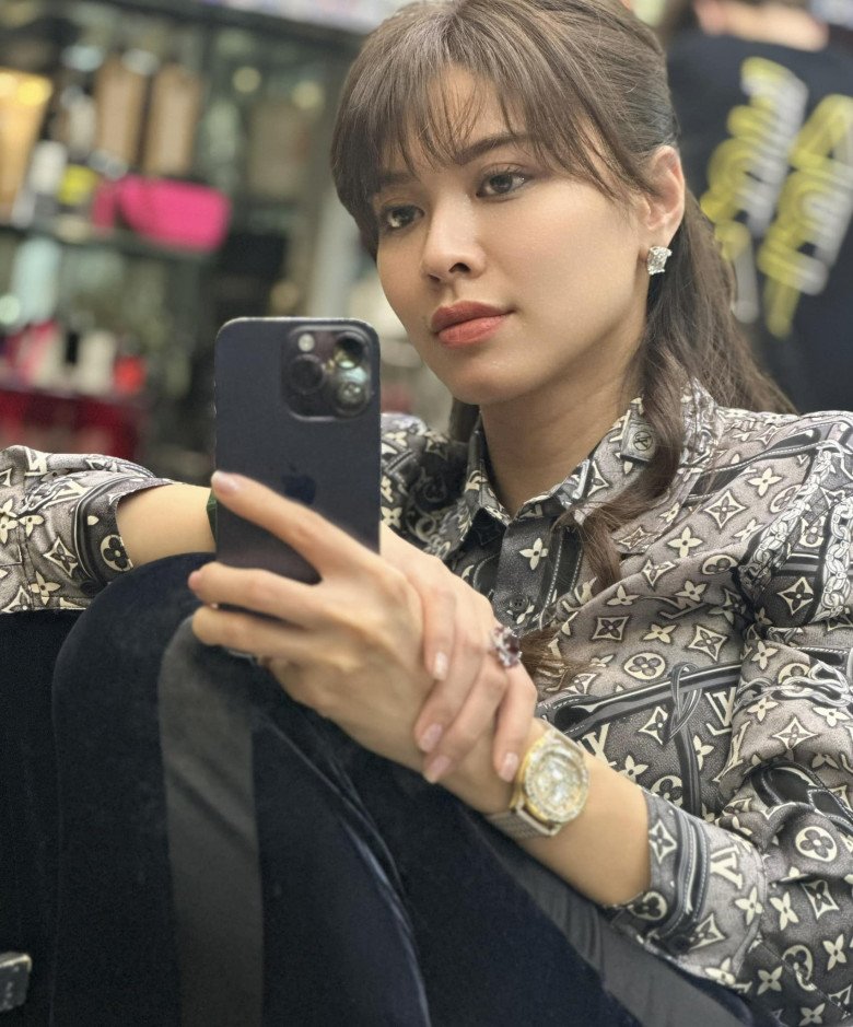BTV Ngọc Trinh &#34;đọ sắc&#34; Thùy Tiên, U40 vẫn lất át hoa hậu nhờ bộ phận dày đậm tự nhiên - 5