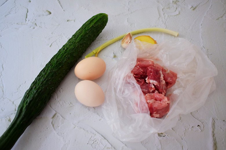 Thịt lợn kho mãi cũng chán, đem xào với quả hay ăn sống này được món ngon không tưởng - 1