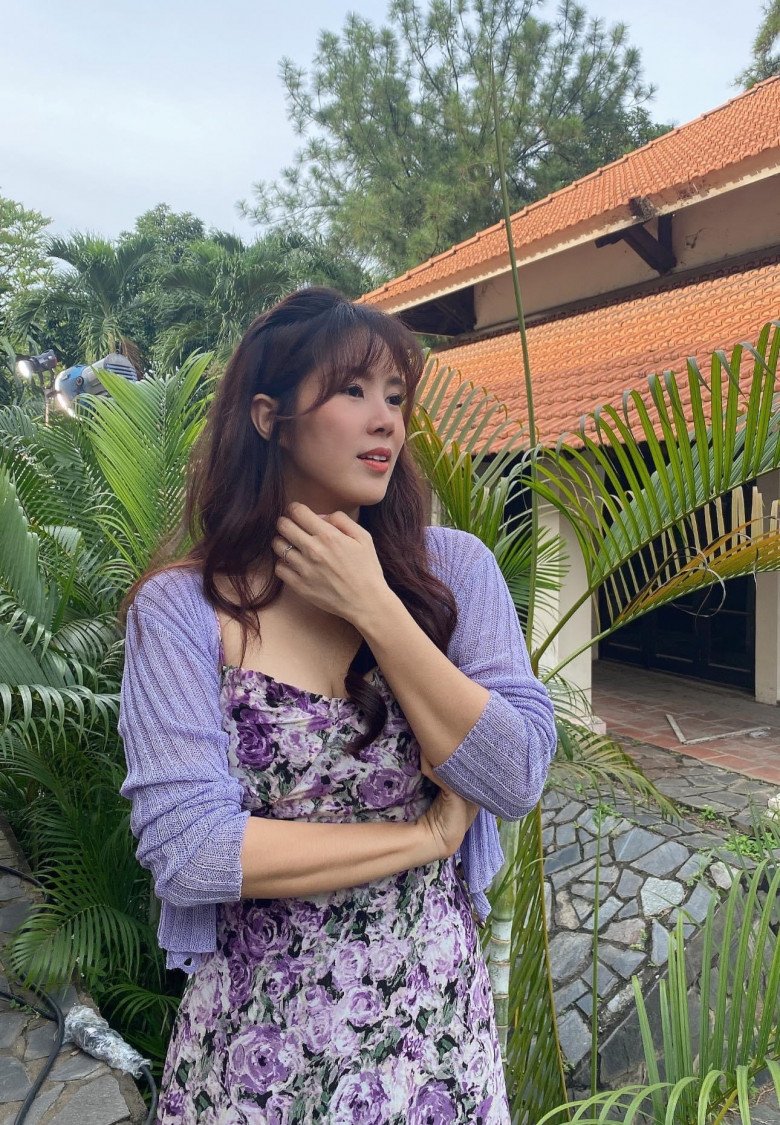 Lê Phương hiếm khi mặc hở hang, ý nhị khoe vẻ đẹp dịu dàng với chiếc áo bình dân - 5