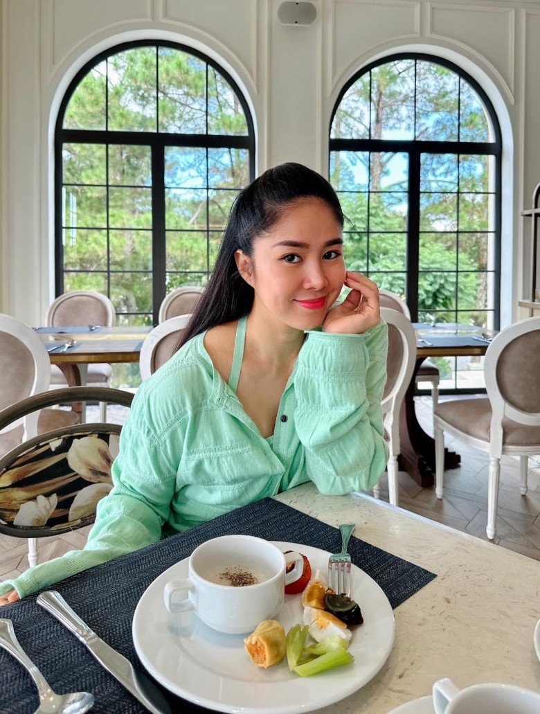 Lê Phương hiếm khi mặc hở hang, ý nhị khoe vẻ đẹp dịu dàng với chiếc áo bình dân - 7