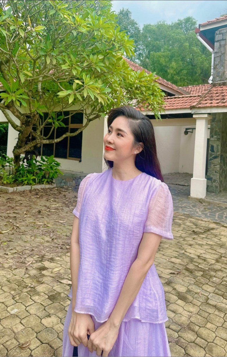 Lê Phương hiếm khi mặc hở hang, ý nhị khoe vẻ đẹp dịu dàng với chiếc áo bình dân - 12