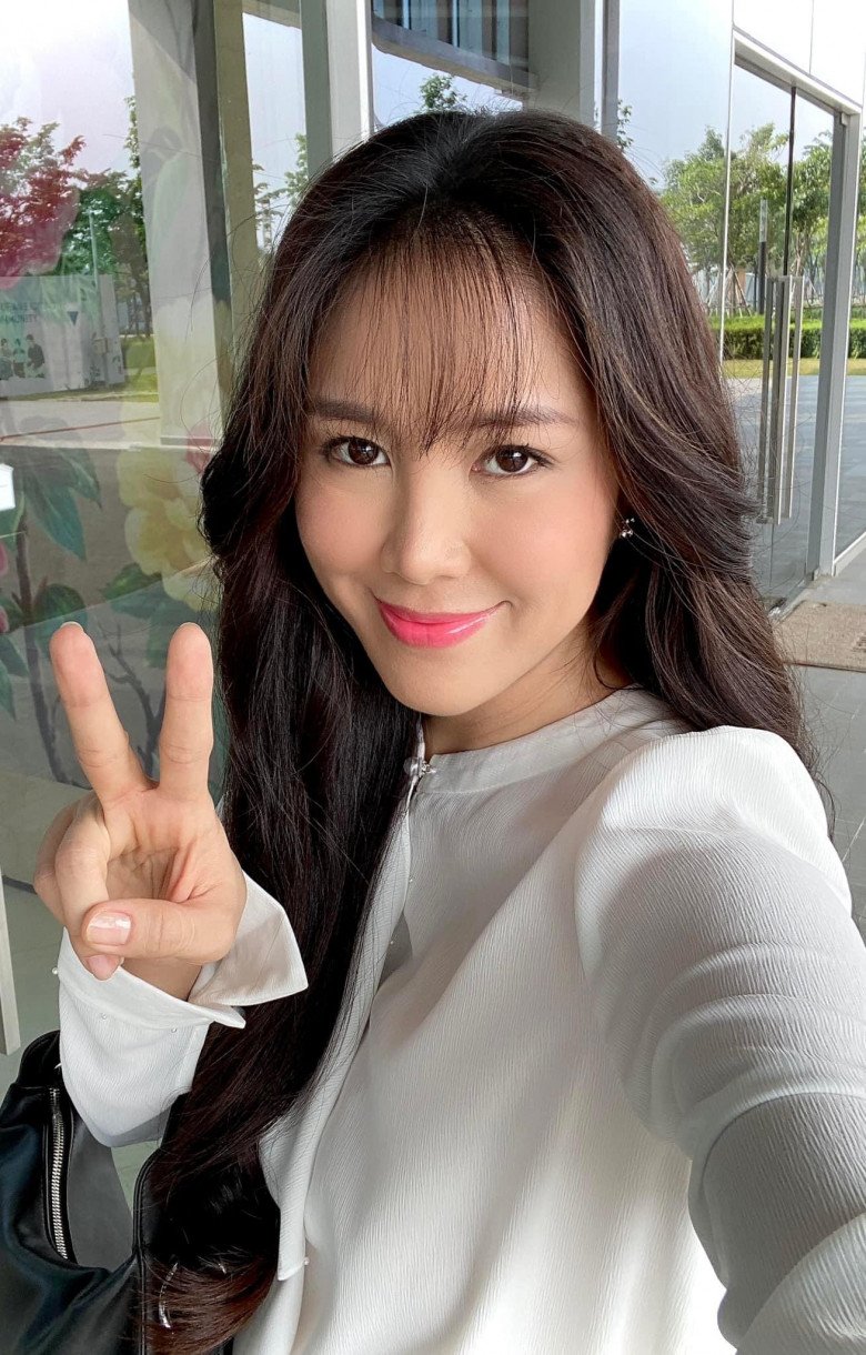 Lê Phương hiếm khi mặc hở hang, ý nhị khoe vẻ đẹp dịu dàng với chiếc áo bình dân - 1