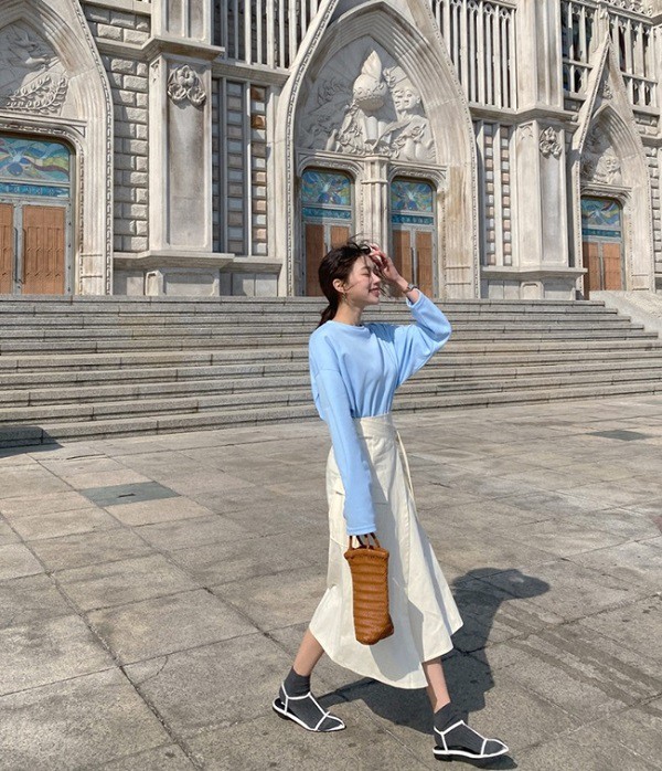 4 kiểu áo đẹp phối cùng chân váy dài để visual trẻ sang, chị em không biết phí cả mùa thu - 7