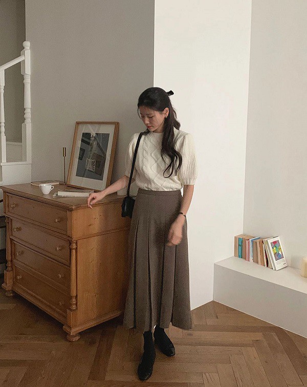 4 kiểu áo đẹp phối cùng chân váy dài để visual trẻ sang, chị em không biết phí cả mùa thu - 2