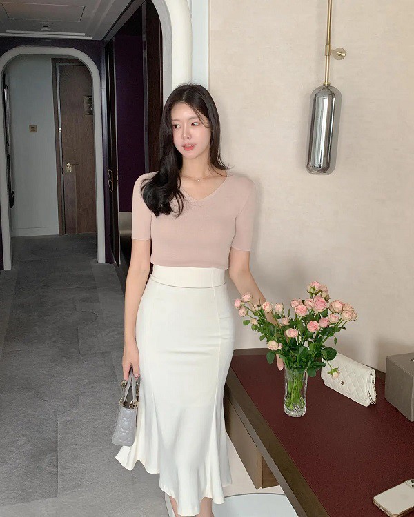 4 kiểu áo đẹp phối cùng chân váy dài để visual trẻ sang, chị em không biết phí cả mùa thu - 3