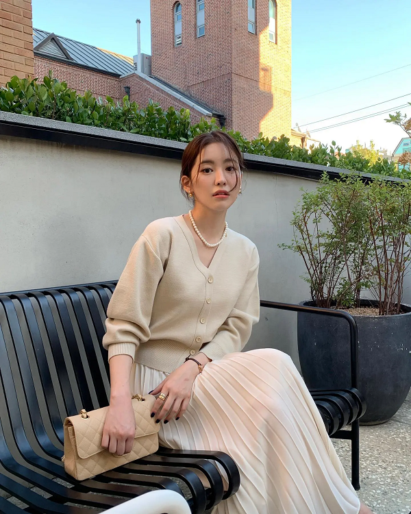 4 kiểu áo đẹp phối cùng chân váy dài để visual trẻ sang, chị em không biết phí cả mùa thu - 13
