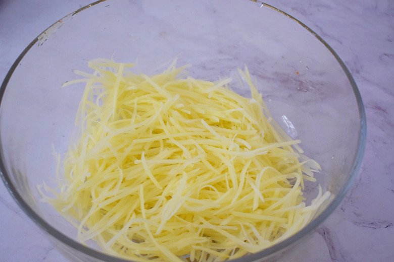 Thừa củ khoai tây, đem làm kiểu này được món ăn sáng cực ngon, chỉ vài phút là xong ngay! - 2