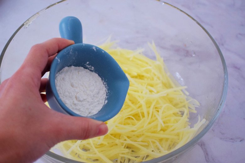 Thừa củ khoai tây, đem làm kiểu này được món ăn sáng cực ngon, chỉ vài phút là xong ngay! - 4