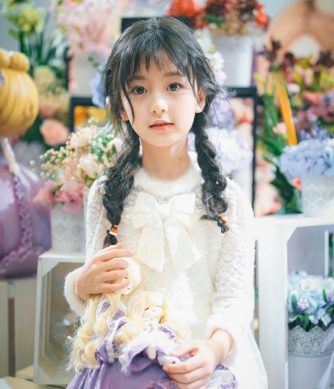 Bé gái Thượng Hải có 8 triệu người theo dõi: Xinh như Angelababy, 14 tuổi cao 1m60, tự kiếm bộn tiền - 1