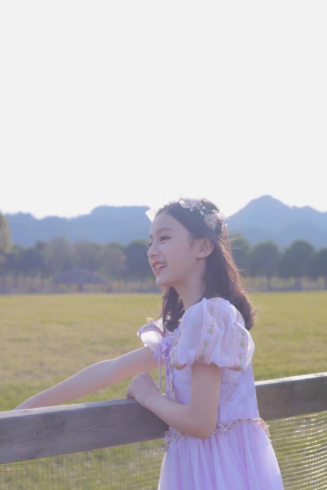 Bé gái Thượng Hải có 8 triệu người theo dõi: Xinh như Angelababy, 14 tuổi cao 1m60, tự kiếm bộn tiền - 7