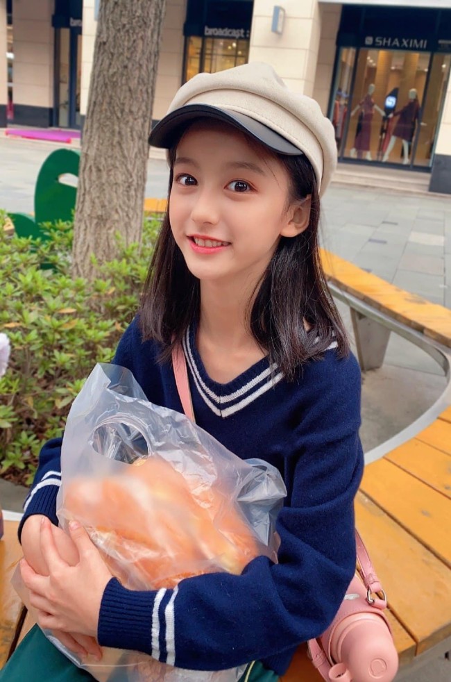 Bé gái Thượng Hải có 8 triệu người theo dõi: Xinh như Angelababy, 14 tuổi cao 1m60, tự kiếm bộn tiền - 8