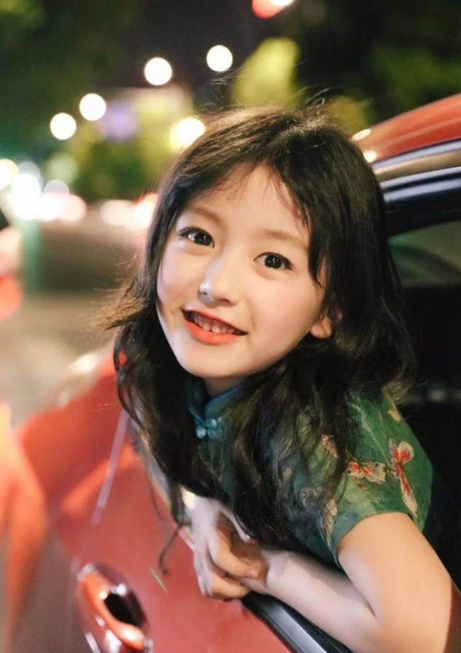 Bé gái Thượng Hải có 8 triệu người theo dõi: Xinh như Angelababy, 14 tuổi cao 1m60, tự kiếm bộn tiền - 2