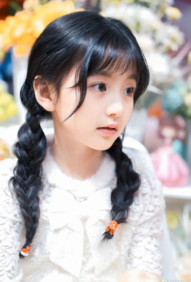 Bé gái Thượng Hải có 8 triệu người theo dõi: Xinh như Angelababy, 14 tuổi cao 1m60, tự kiếm bộn tiền - 3
