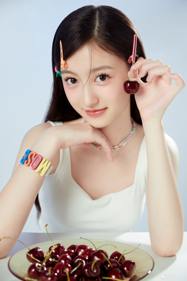 Bé gái Thượng Hải có 8 triệu người theo dõi: Xinh như Angelababy, 14 tuổi cao 1m60, tự kiếm bộn tiền - 12
