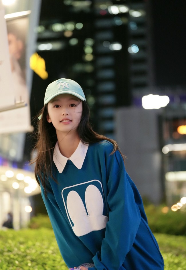 Bé gái Thượng Hải có 8 triệu người theo dõi: Xinh như Angelababy, 14 tuổi cao 1m60, tự kiếm bộn tiền - 9