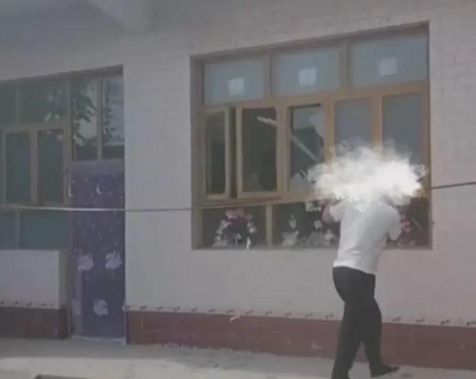 Hay tin con gái ở nhà chồng bị bắt nạt, ông bố có hành động gây tranh cãi - 2