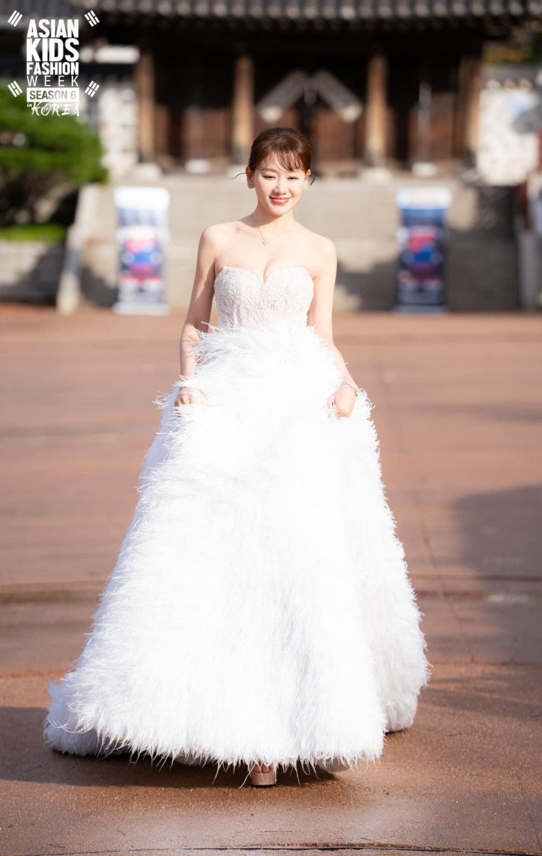 Vắng Trấn Thành, Hari Won catwalk tỏa sáng tại quê nhà, xứng danh "nữ thần đầm ống" của Vbiz - 6