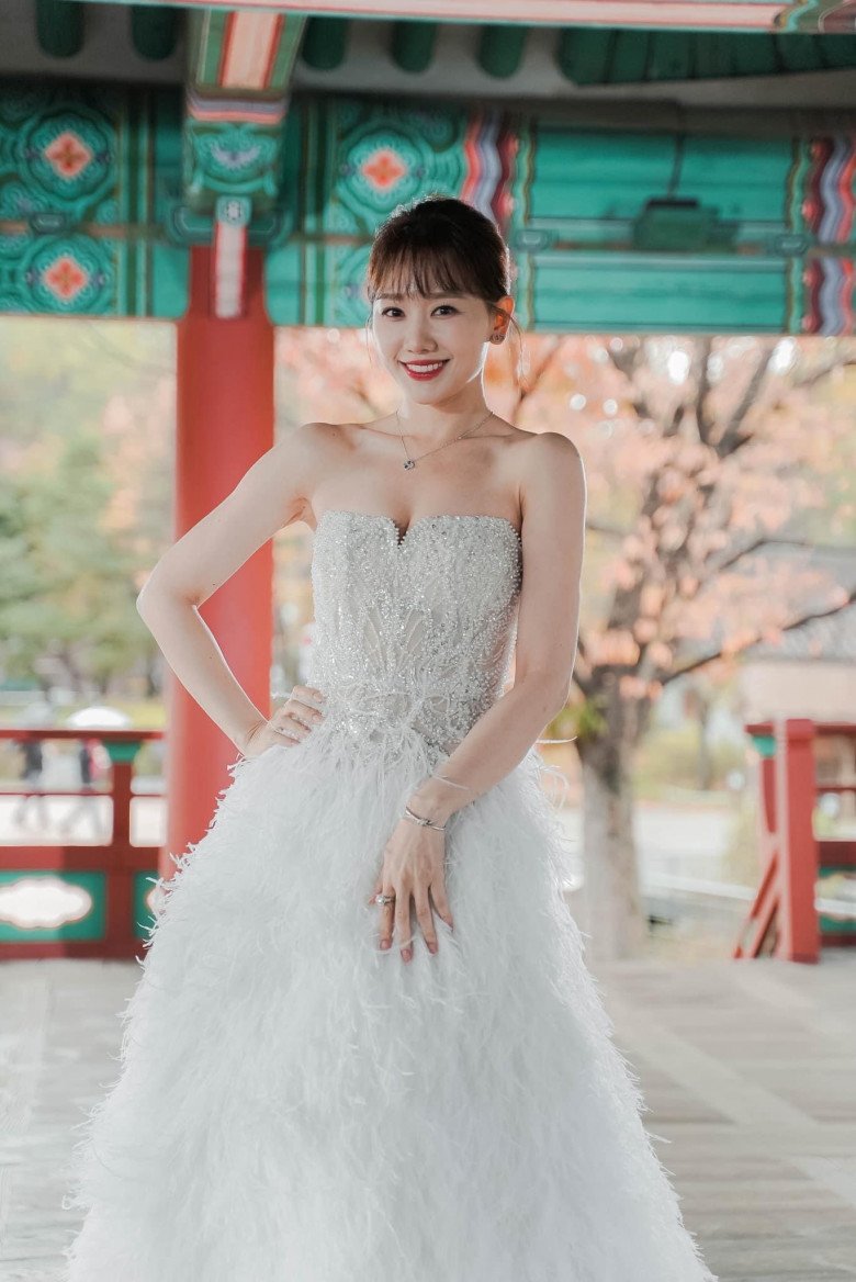 Vắng Trấn Thành, Hari Won catwalk tỏa sáng tại quê nhà, xứng danh "nữ thần đầm ống" của Vbiz - 4