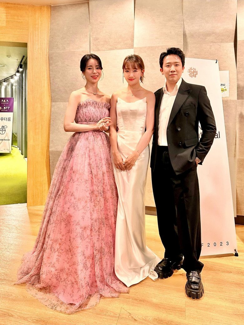 Vắng Trấn Thành, Hari Won catwalk tỏa sáng tại quê nhà, xứng danh "nữ thần đầm ống" của Vbiz - 9