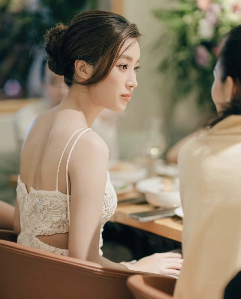 Hoa hậu Đỗ Mỹ Linh sau sinh cũng như bao mẹ bỉm, liên tục "lên đồ" che nhược điểm - 6