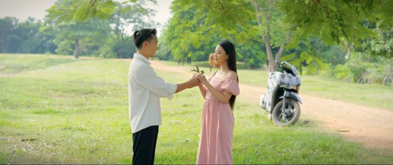 Câu tỏ tình "khó thế cũng nghĩ ra" trong phim giờ vàng của "anh trai" Hoàng Thùy Linh hút 3 triệu lượt xem - 3