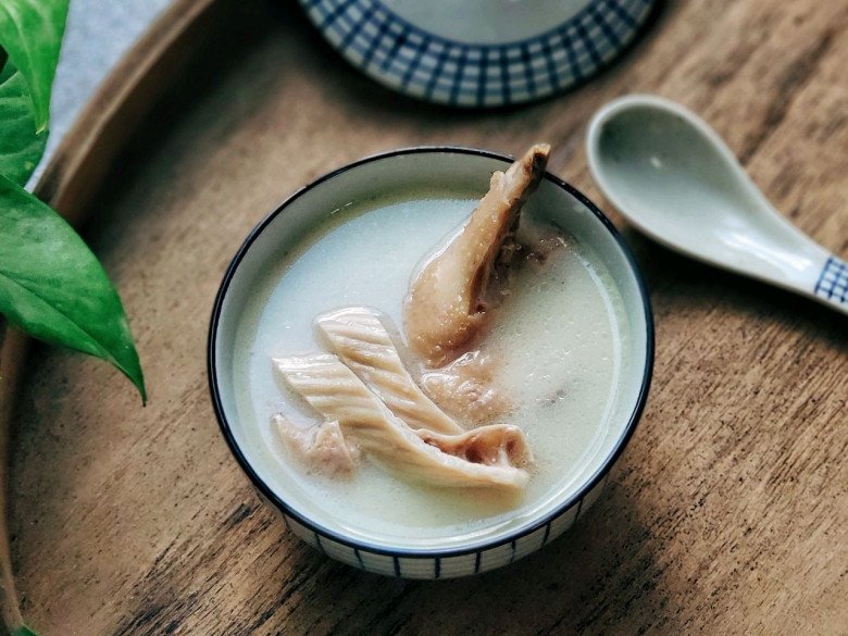 Trời lạnh nấu món canh từ gà và một bộ phận của lợn cho ấm bụng, cách nấu mới dễ làm sao! - 10