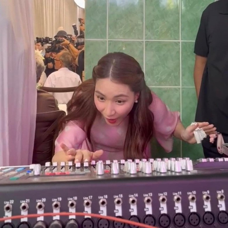Thời trang ăn cưới từ Bắc chí Nam của Hòa Minzy, &#34;quẩy&#34; nhiệt tình vẫn không một sự cố - 1