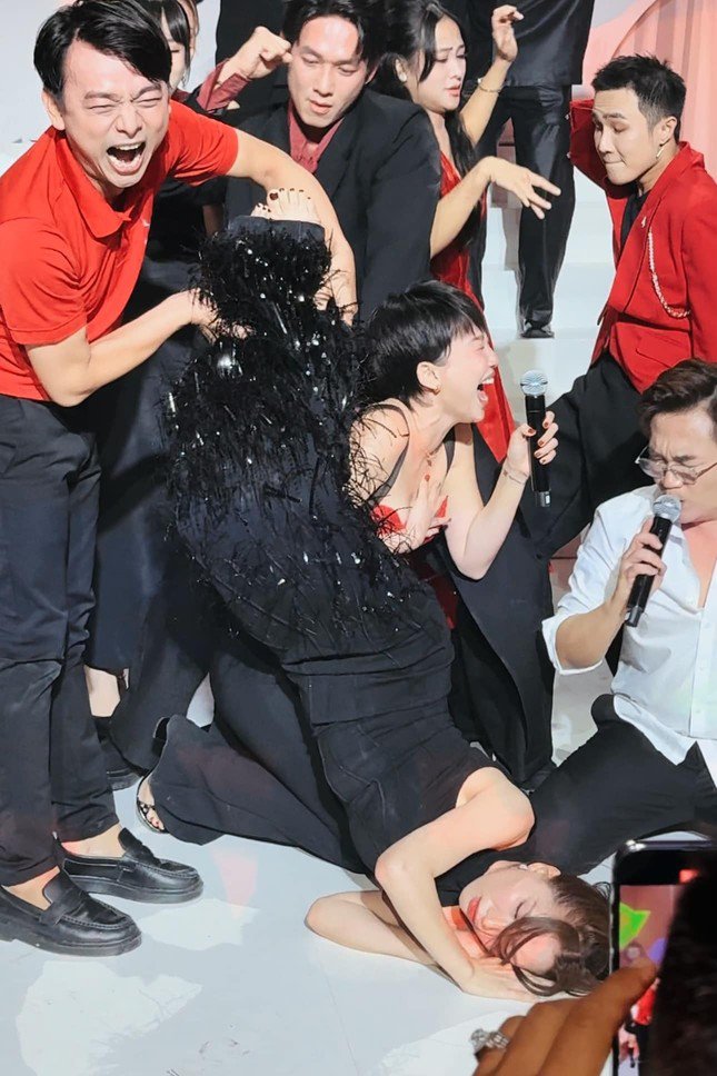 Thời trang ăn cưới từ Bắc chí Nam của Hòa Minzy, &#34;quẩy&#34; nhiệt tình vẫn không một sự cố - 11