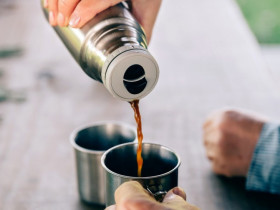 Mùa lạnh nhiều người đựng trà cà phê bằng thứ này, chuyên gia độc chất tiết lộ một điều nguy hiểm ai cũng cần biết