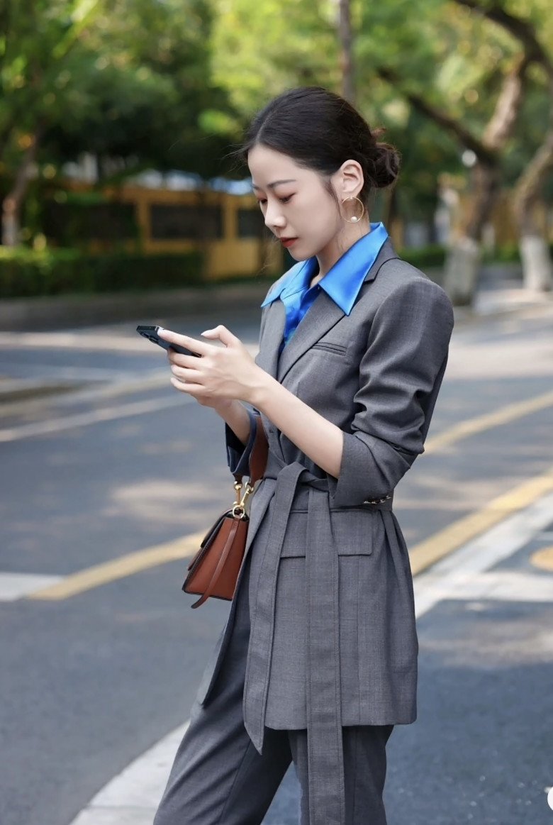 Đón khí lạnh về, phụ nữ văn phòng cập nhật cách &#34;lên đồ&#34; đi làm vừa hợp thời vừa sang trọng - 2
