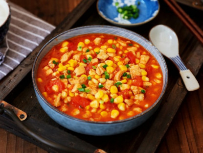 Thịt gà đừng luộc hay rang nữa, đem sốt cà chua lại thêm một thứ hạt màu vàng được món lạ miệng, trôi cơm