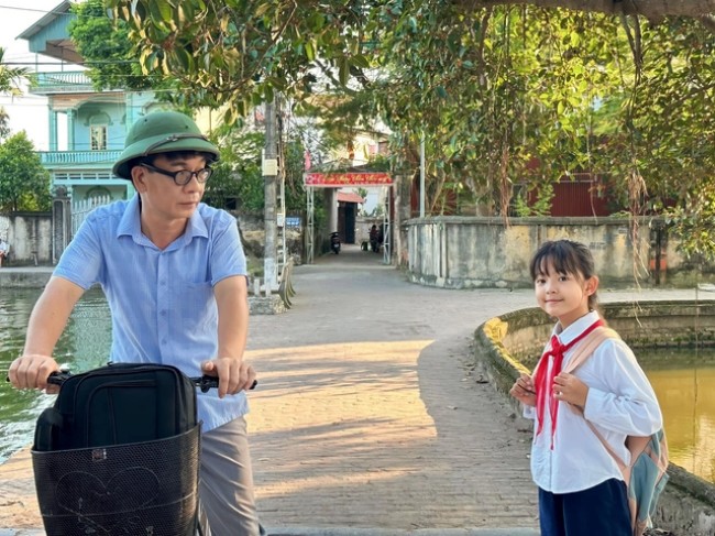 Tiểu thiên thần bị chối bỏ trên sóng giờ vàng: Má lúm đáng yêu, sốt cao vẫn chăm chỉ làm việc - 4