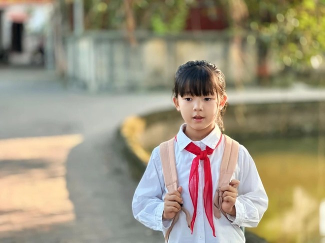 Tiểu thiên thần bị chối bỏ trên sóng giờ vàng: Má lúm đáng yêu, sốt cao vẫn chăm chỉ làm việc - 3