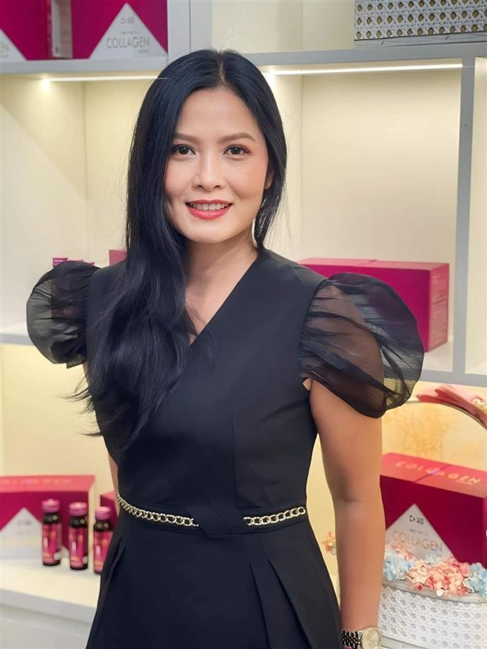 Sắc vóc cô bán hoa Về Nhà Đi Con nay thăng cấp thành vợ &#34;chủ tịch quyền lực&#34; mới của VTV ra sao? - 9