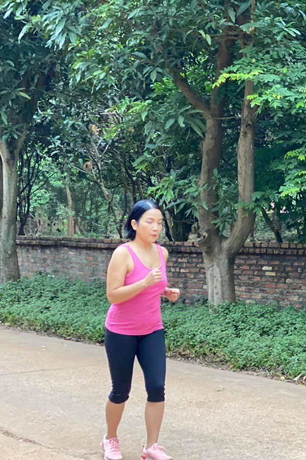 Diva Mỹ Linh quyết hồi xuân, U50 &#34;dẹp loạn mỡ thừa&#34; với bộ môn leo trèo đắt đỏ - 7