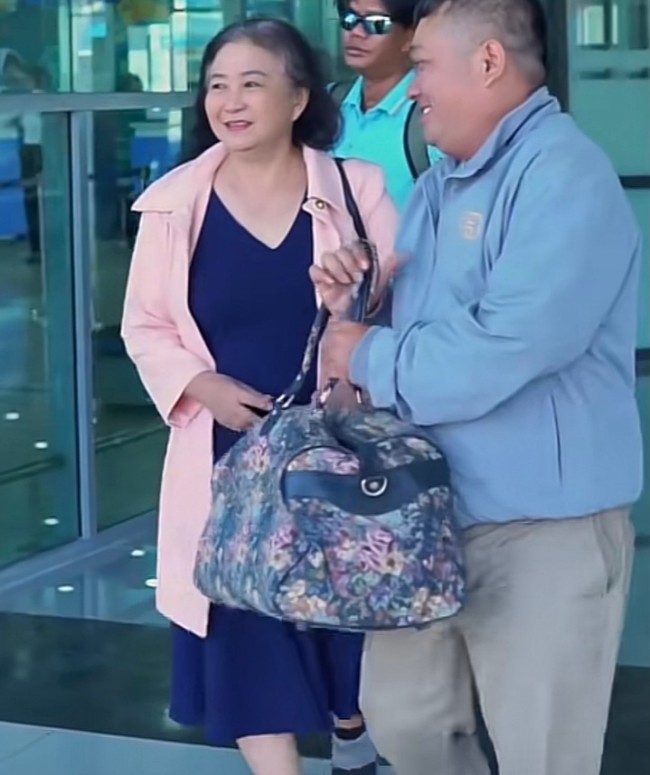 Chân dung mẹ nuôi lặn lội tới Gia Lai thăm "thằng Cò" Phùng Ngọc: Vừa đẹp lão vừa phúc hậu - 2