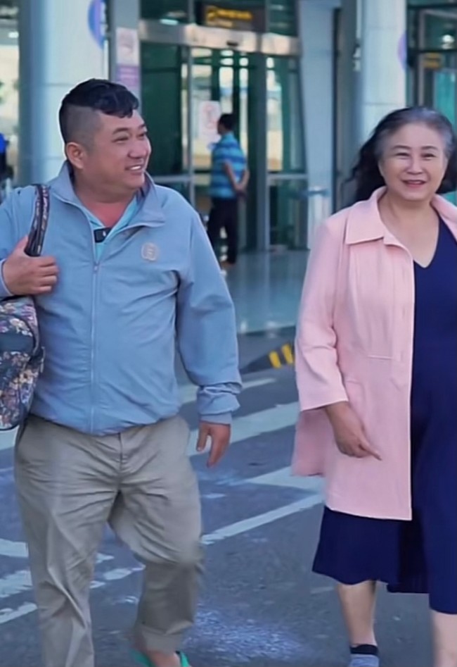 Chân dung mẹ nuôi lặn lội tới Gia Lai thăm "thằng Cò" Phùng Ngọc: Vừa đẹp lão vừa phúc hậu - 4