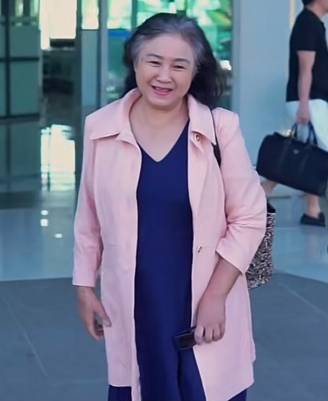 Chân dung mẹ nuôi lặn lội tới Gia Lai thăm "thằng Cò" Phùng Ngọc: Vừa đẹp lão vừa phúc hậu - 3