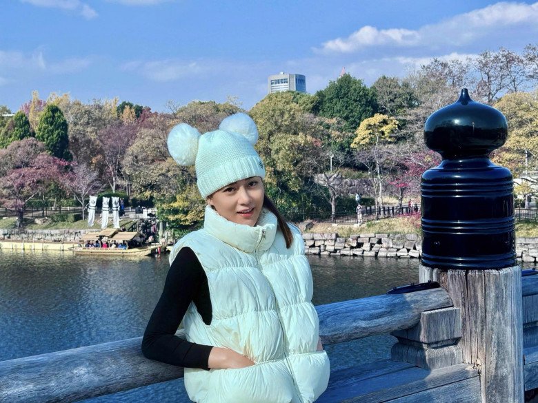 Phương Oanh livestream để mặt mộc kể áp lực cân nặng, hốt hoảng vì "má chảy, nọng 1 cục" - 2