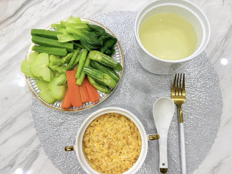 Phương Oanh livestream để mặt mộc kể áp lực cân nặng, hốt hoảng vì "má chảy, nọng 1 cục" - 5