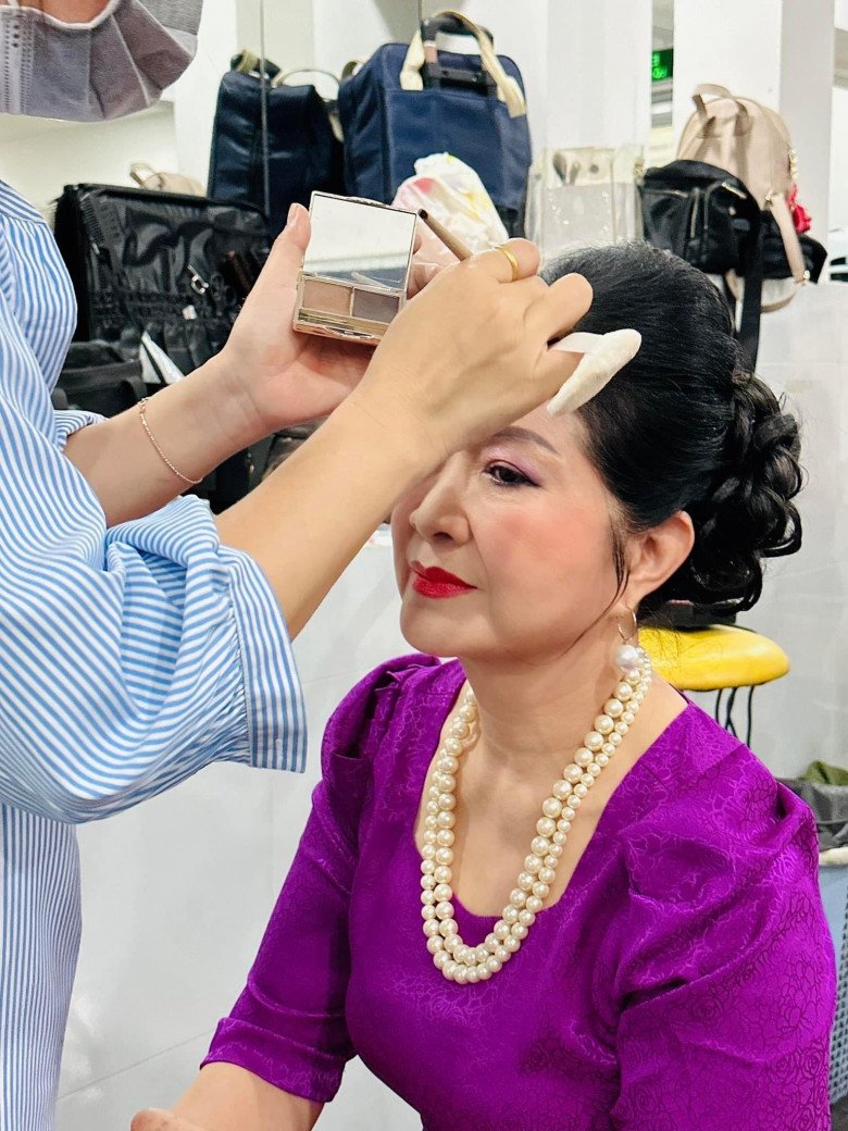 Mẹ ruột Lê Phương lần đầu làm diễn viên bùng nổ nhan sắc, vẻ quý phái tuổi U60 "đánh bật" con gái - 1