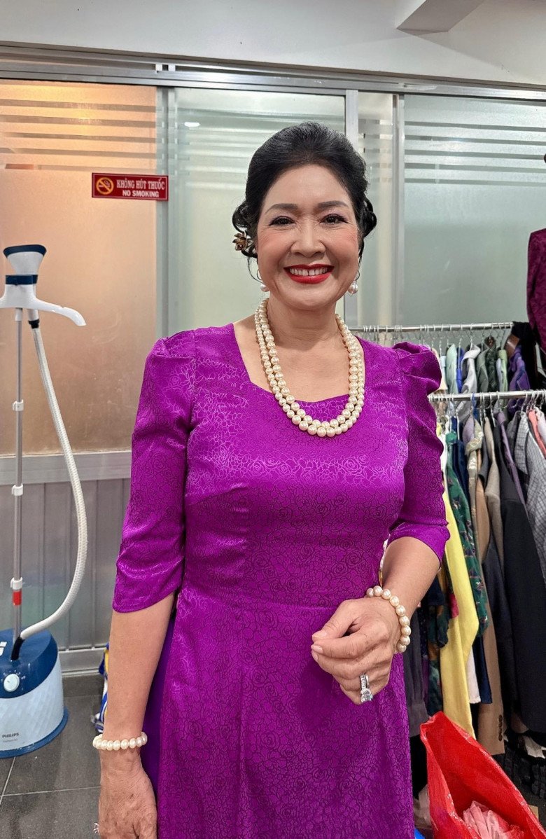 Mẹ ruột Lê Phương lần đầu làm diễn viên bùng nổ nhan sắc, vẻ quý phái tuổi U60 "đánh bật" con gái - 3