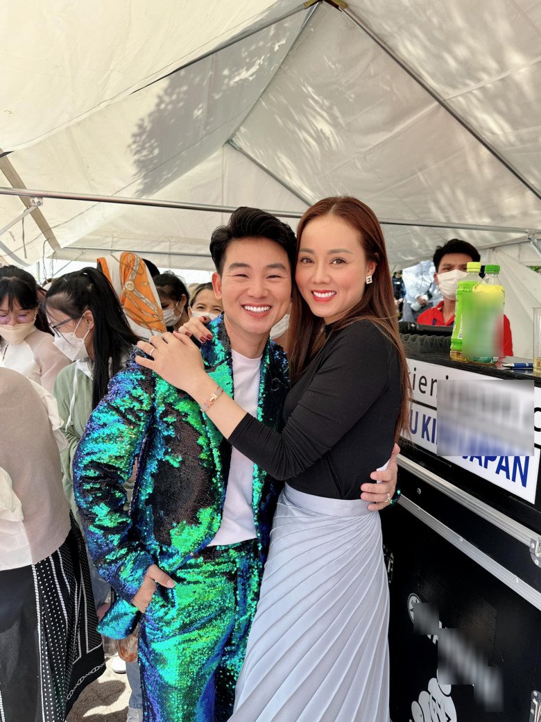 Vợ Công Lý &#34;lên đồ&#34; đi làm, mặc mốt váy &#34;xộc xệch&#34; vẫn được cả làng khen xinh - 3